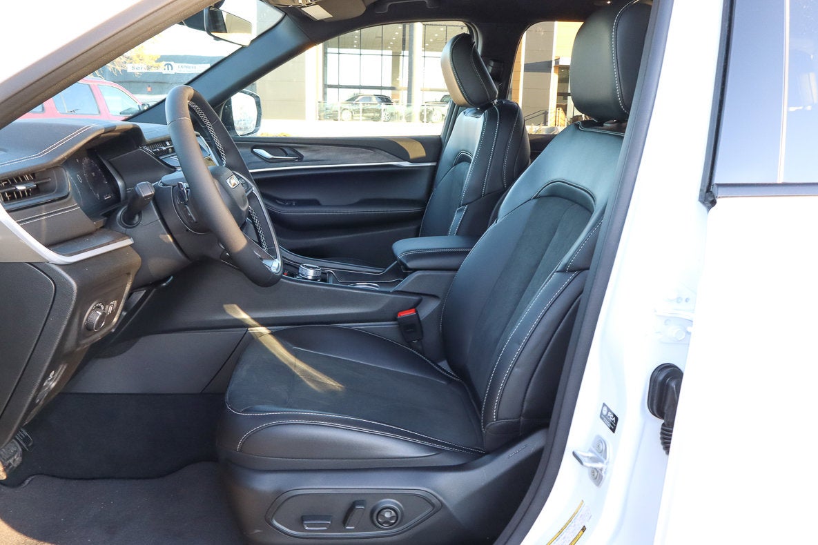 2026 Jeep Grand Cherokee Laredo Altitude