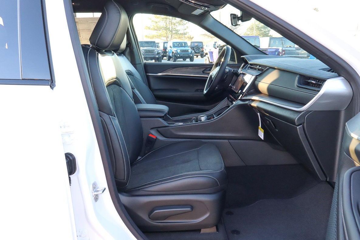 2026 Jeep Grand Cherokee Laredo Altitude