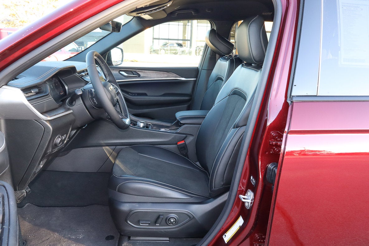 2026 Jeep Grand Cherokee Laredo Altitude