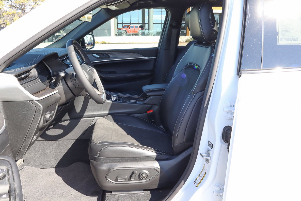 2026 Jeep Grand Cherokee Laredo Altitude 4x4