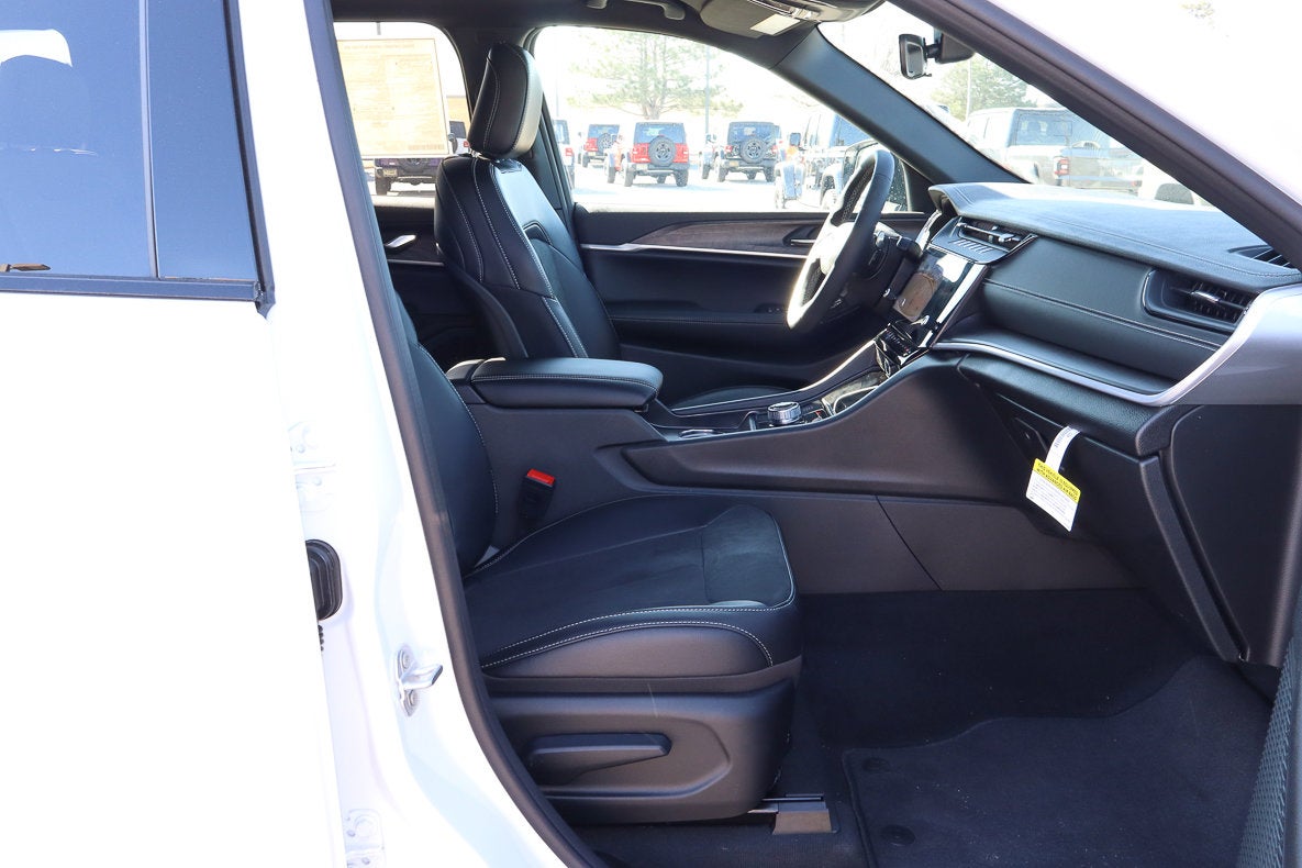 2026 Jeep Grand Cherokee Laredo Altitude 4x4