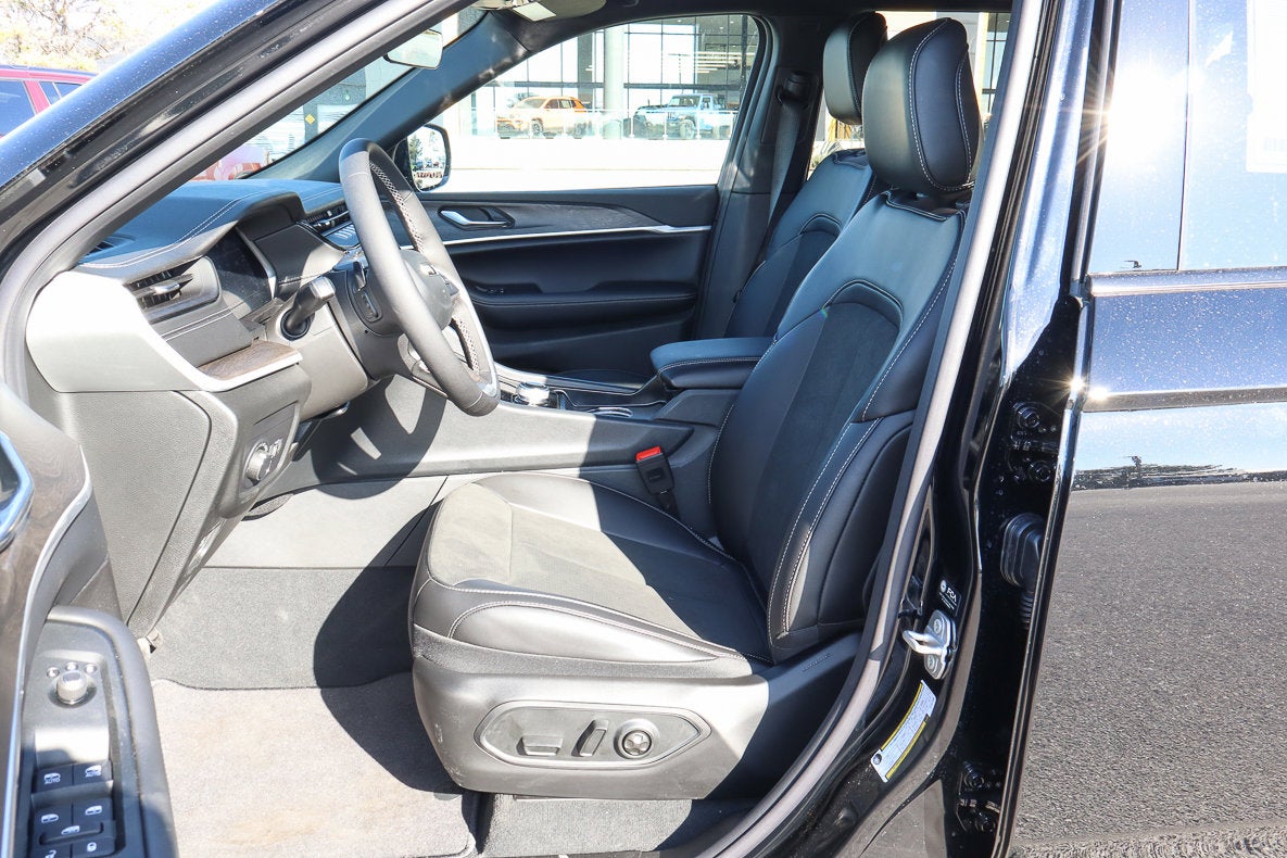 2026 Jeep Grand Cherokee Laredo Altitude