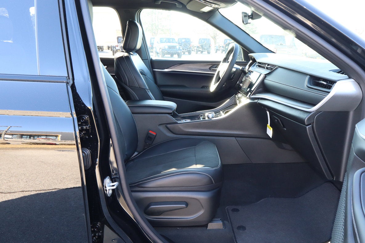 2026 Jeep Grand Cherokee Laredo Altitude