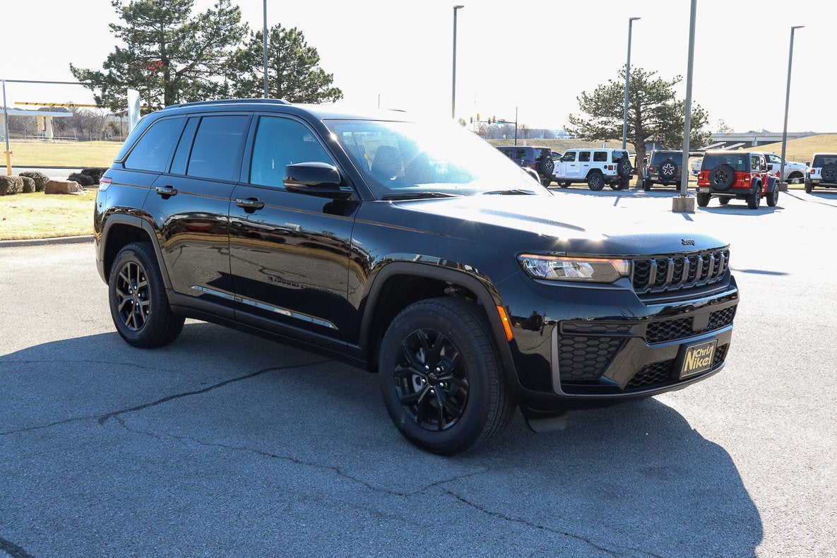2026 Jeep Grand Cherokee Laredo Altitude