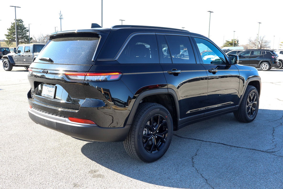 2026 Jeep Grand Cherokee Laredo Altitude