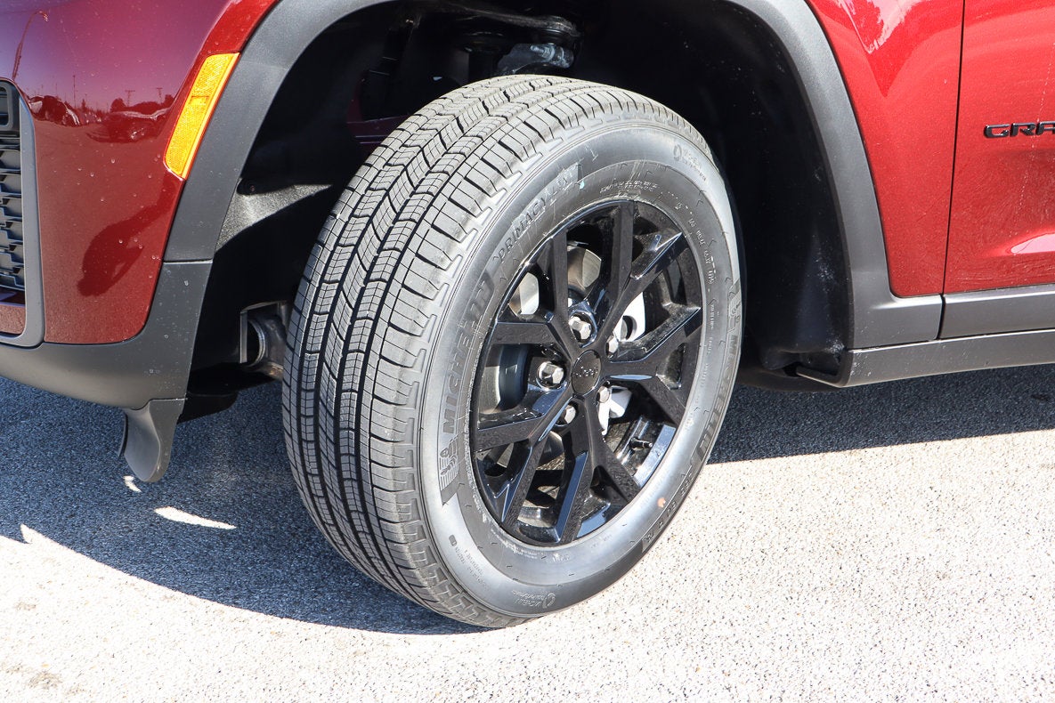 2026 Jeep Grand Cherokee Laredo Altitude