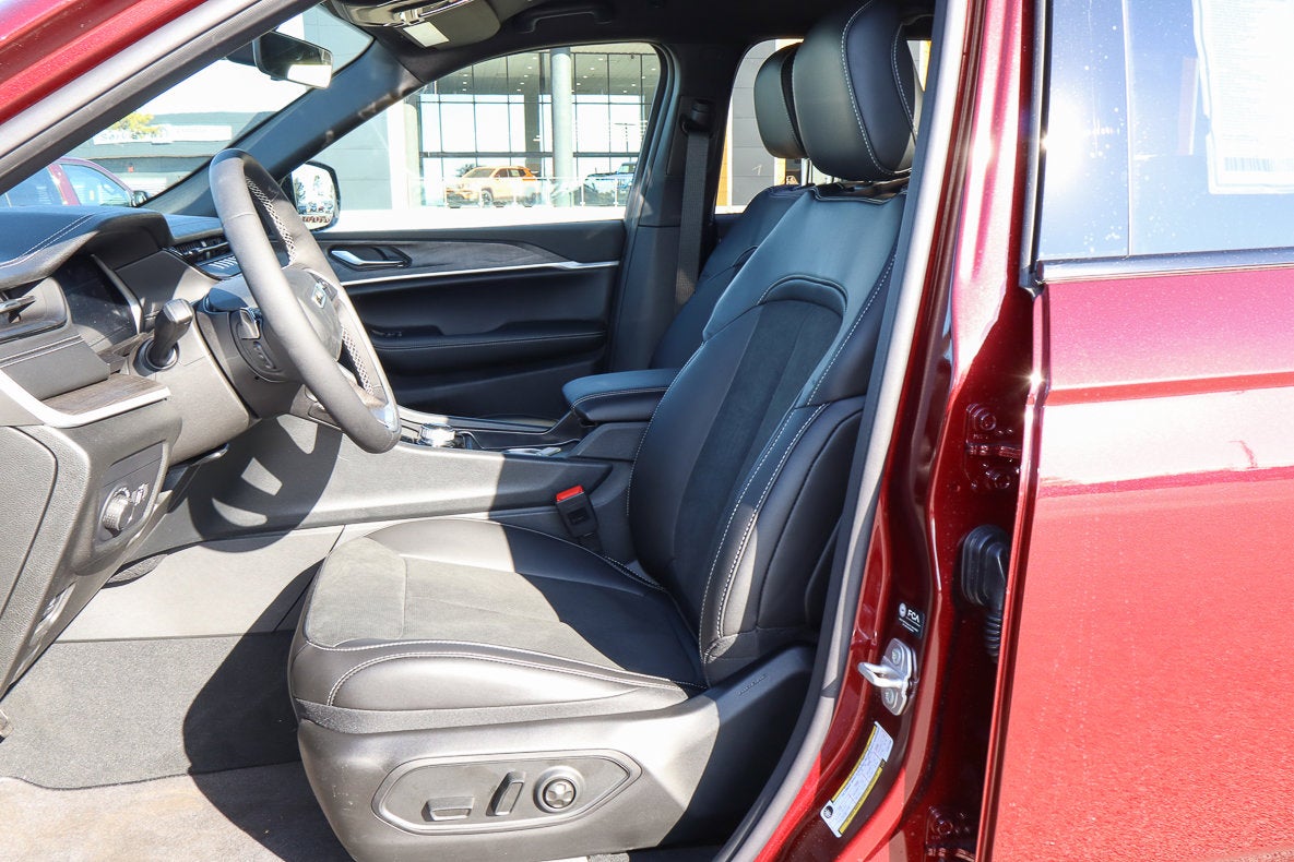 2026 Jeep Grand Cherokee Laredo Altitude