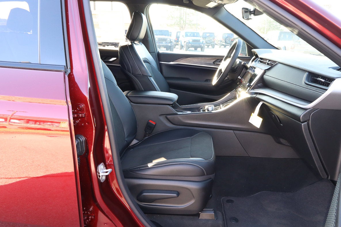 2026 Jeep Grand Cherokee Laredo Altitude