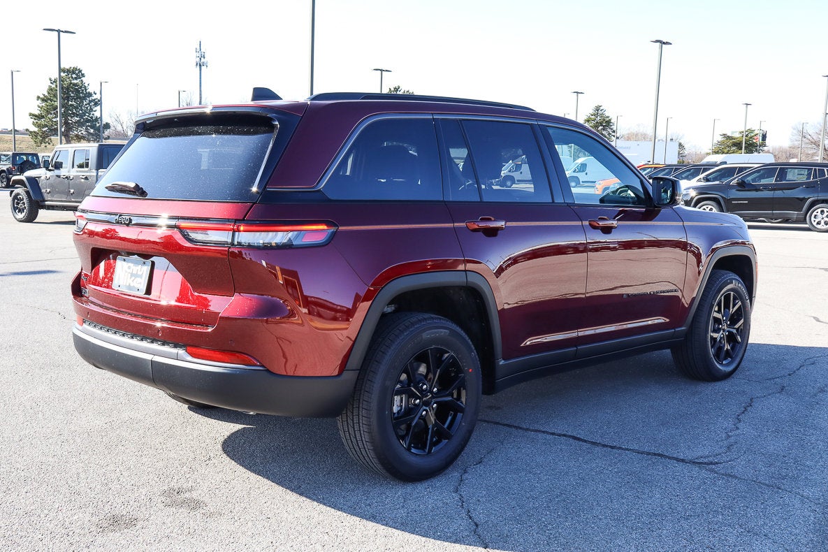 2026 Jeep Grand Cherokee Laredo Altitude