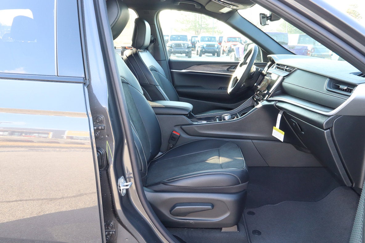 2026 Jeep Grand Cherokee Laredo Altitude