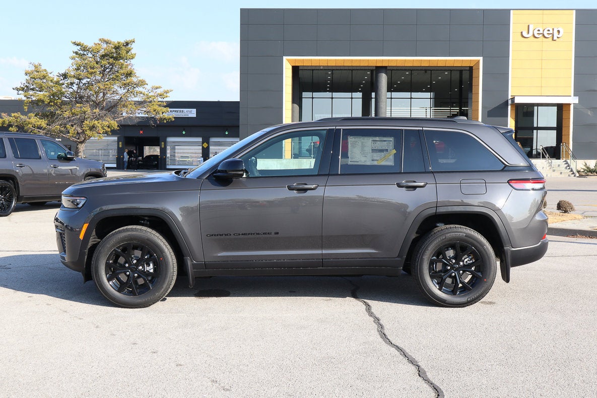 2026 Jeep Grand Cherokee Laredo Altitude