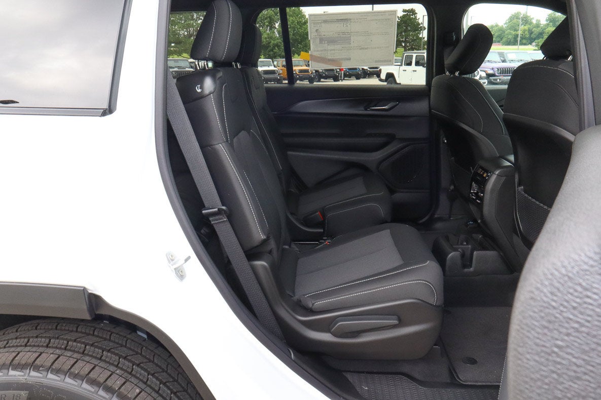 2026 Jeep Grand Cherokee L Laredo 4x2