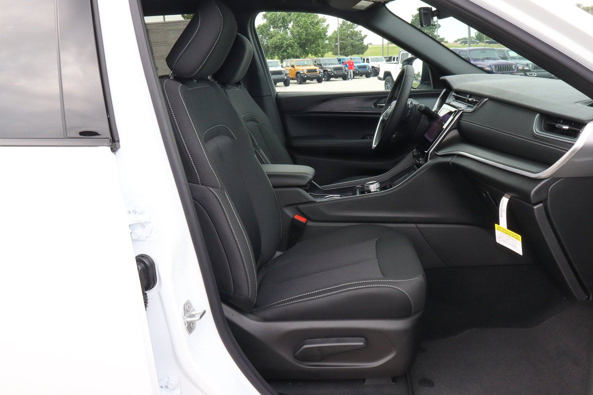 2026 Jeep Grand Cherokee L Laredo 4x2