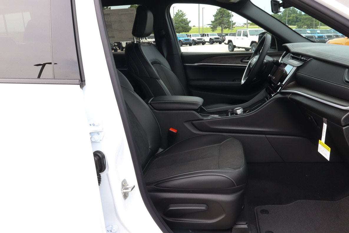 2026 Jeep Grand Cherokee L Laredo Altitude 4x2