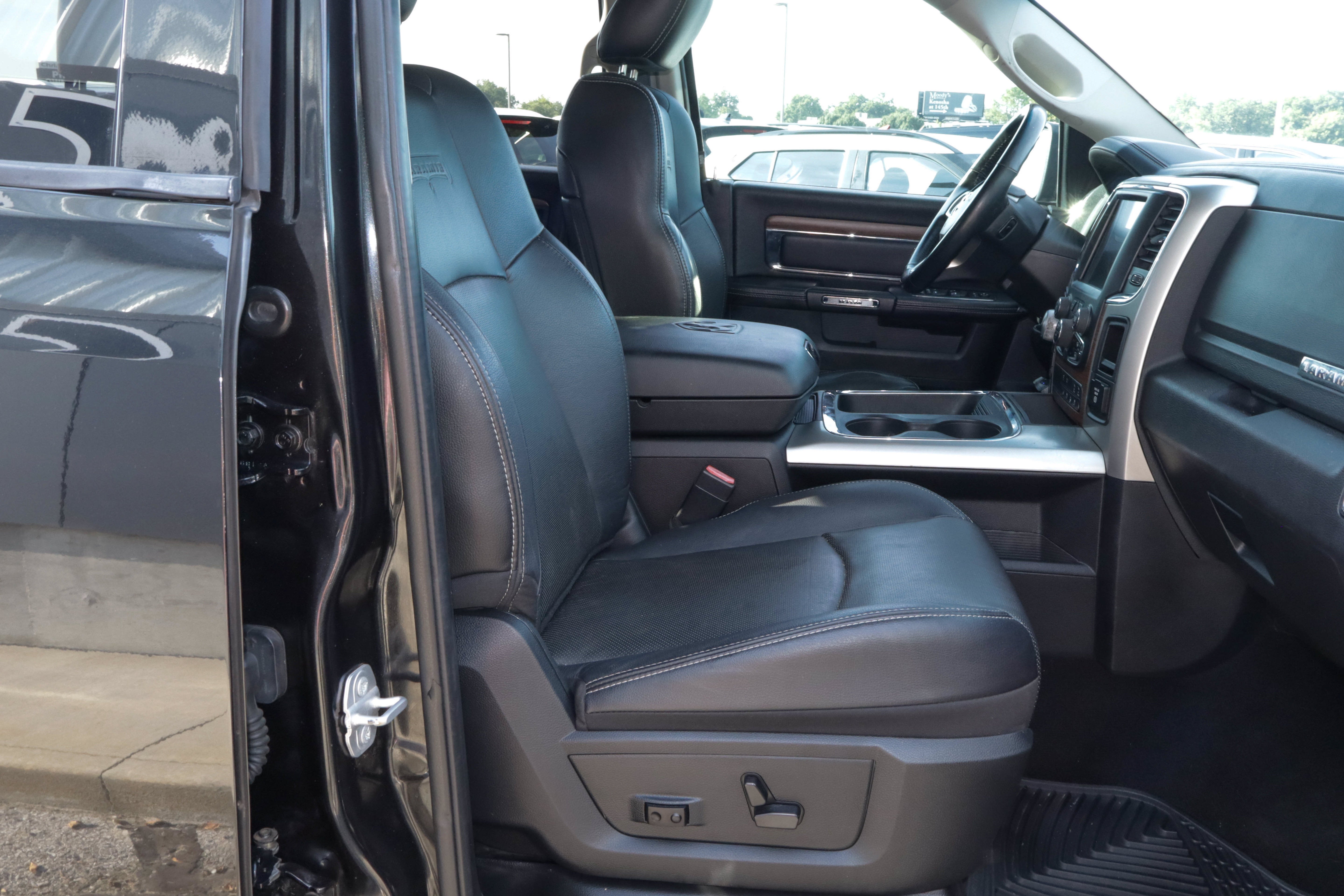 2016 RAM 1500 4WD Crew Cab 140.5 Laramie