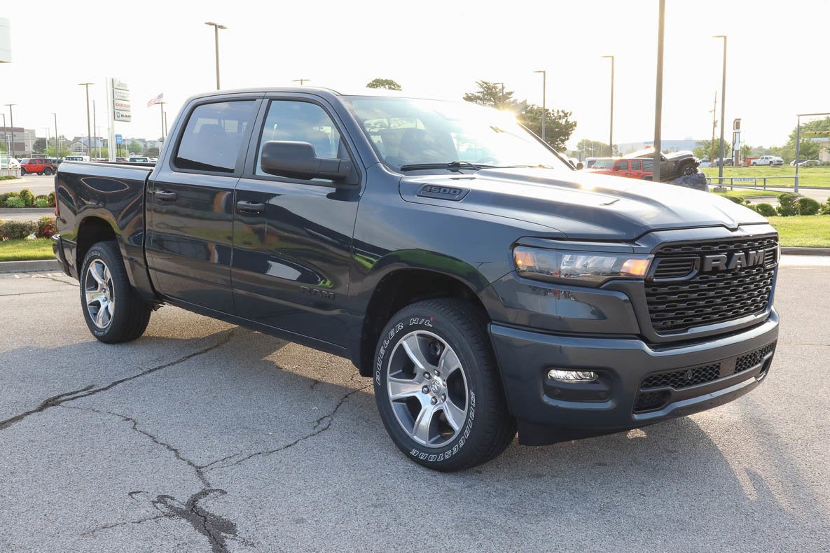 2026 RAM 1500 Express 4x4 Crew Cab 5'7 Box
