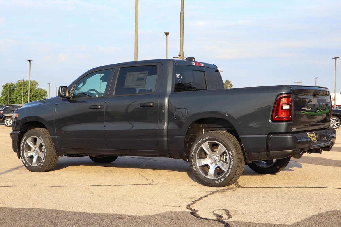 2026 RAM 1500 Express 4x4 Crew Cab 5'7 Box