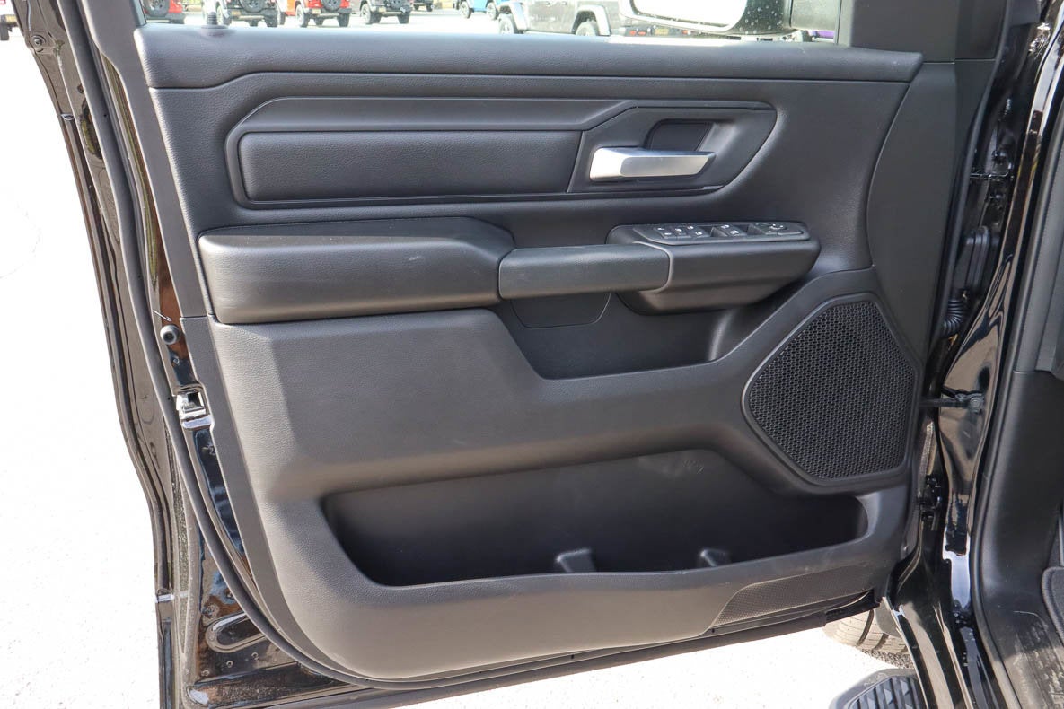 2026 RAM 1500 Express 4x4 Crew Cab 5'7 Box