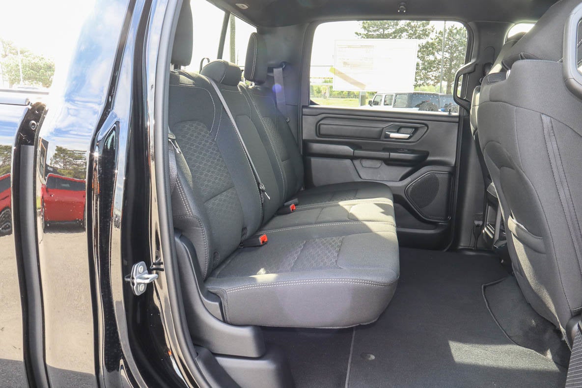 2026 RAM 1500 Express 4x4 Crew Cab 5'7 Box