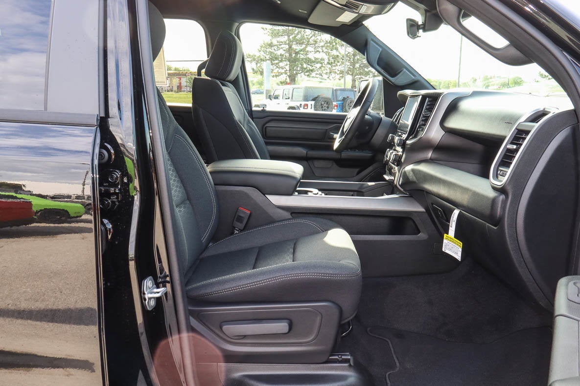 2026 RAM 1500 Express 4x4 Crew Cab 5'7 Box