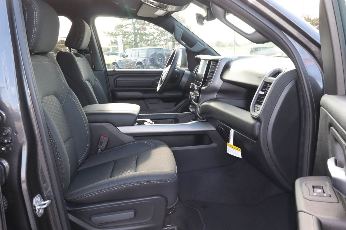 2027 RAM 1500 Express 4x4 Crew Cab 5'7 Box