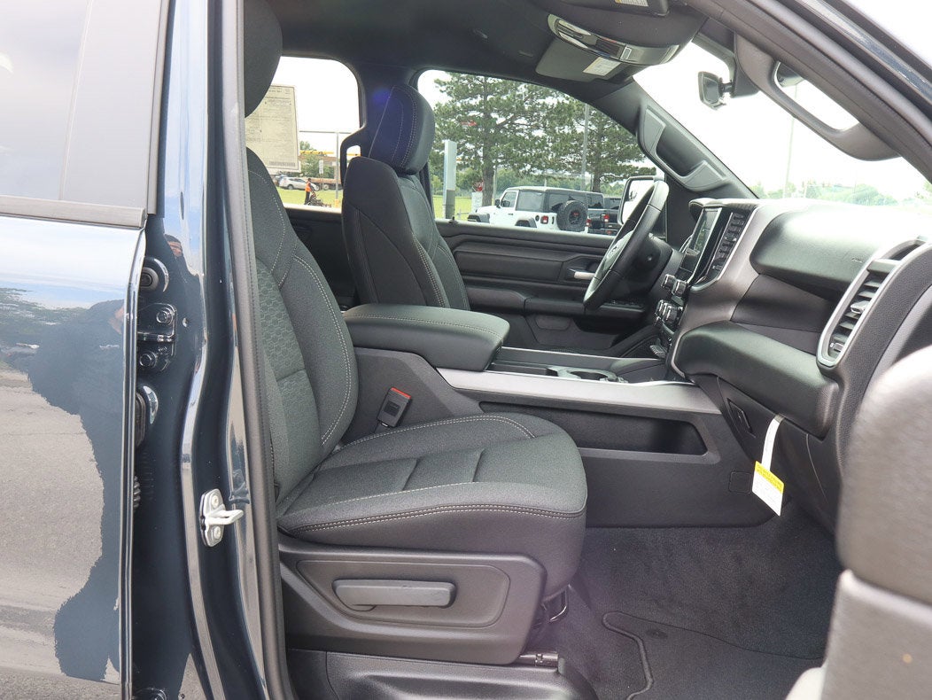 2026 RAM 1500 Express 4x4 Crew Cab 5'7 Box