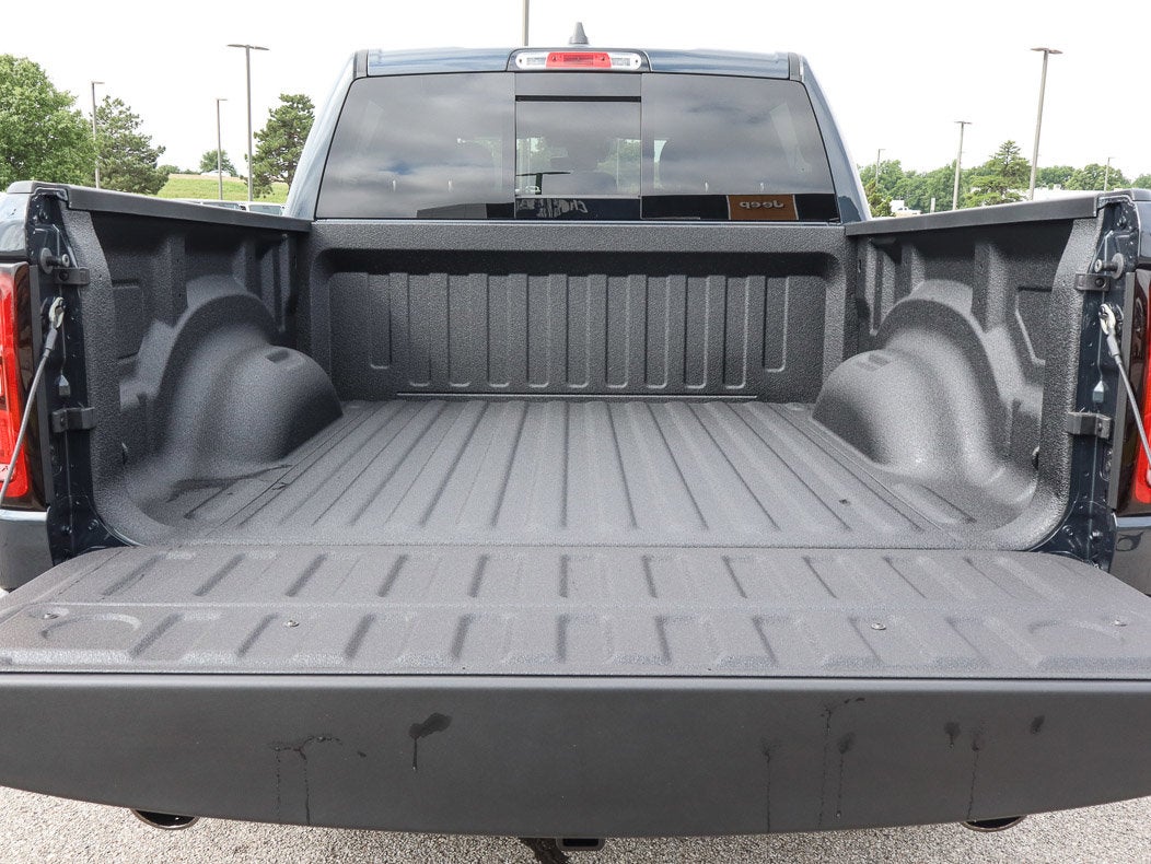 2026 RAM 1500 Express 4x4 Crew Cab 5'7 Box