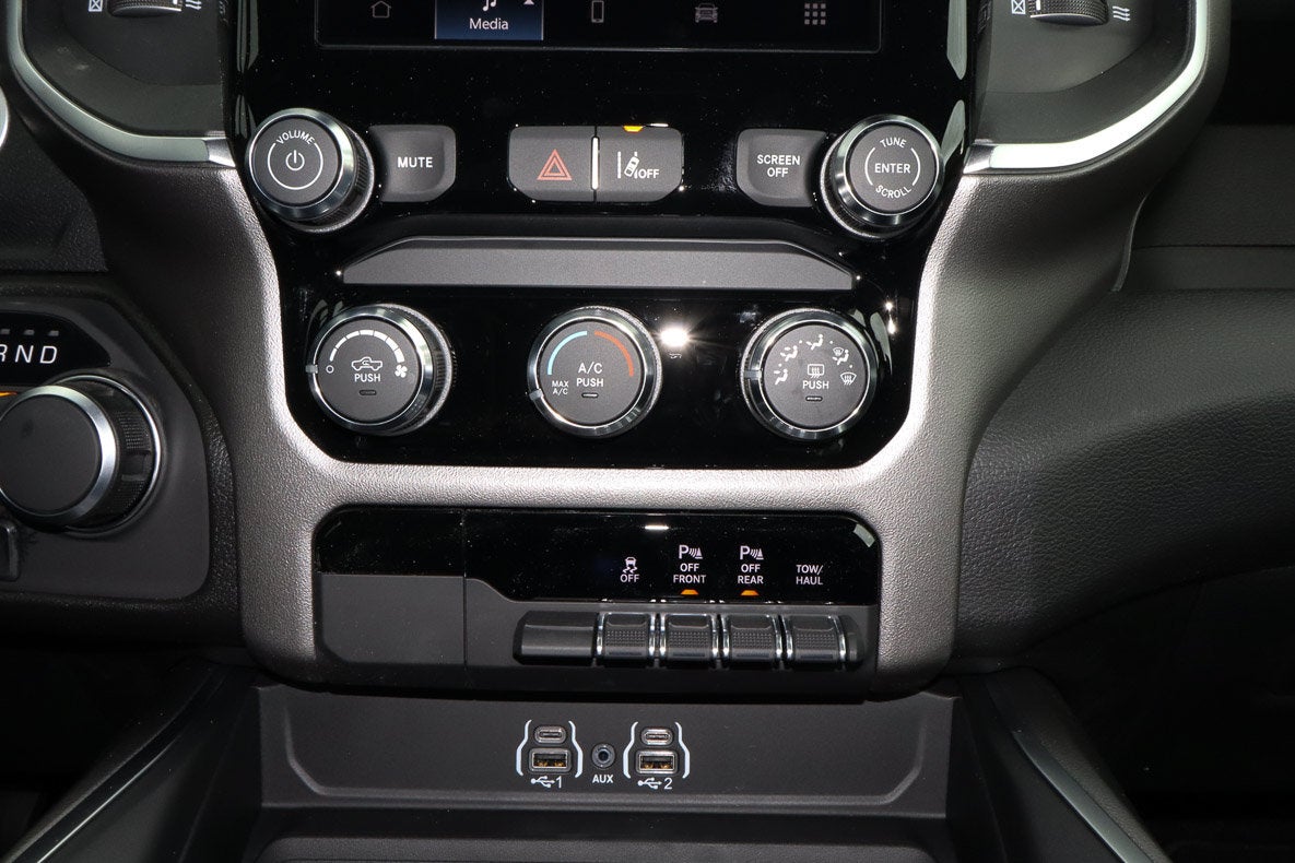 2026 RAM 1500 Express 4x4 Crew Cab 5'7 Box