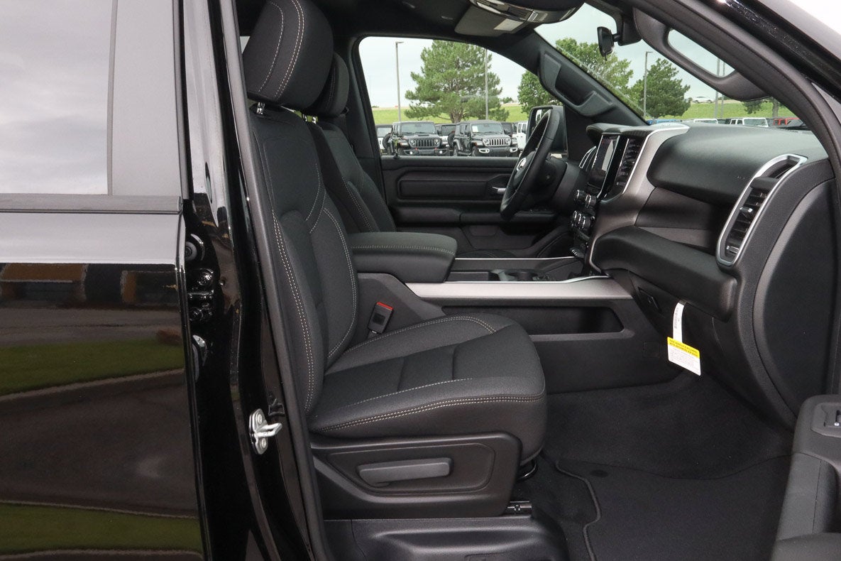 2026 RAM 1500 Express 4x4 Crew Cab 5'7 Box