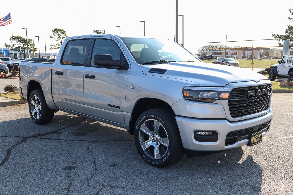2026 RAM 1500 Express 4x4 Crew Cab 5'7 Box