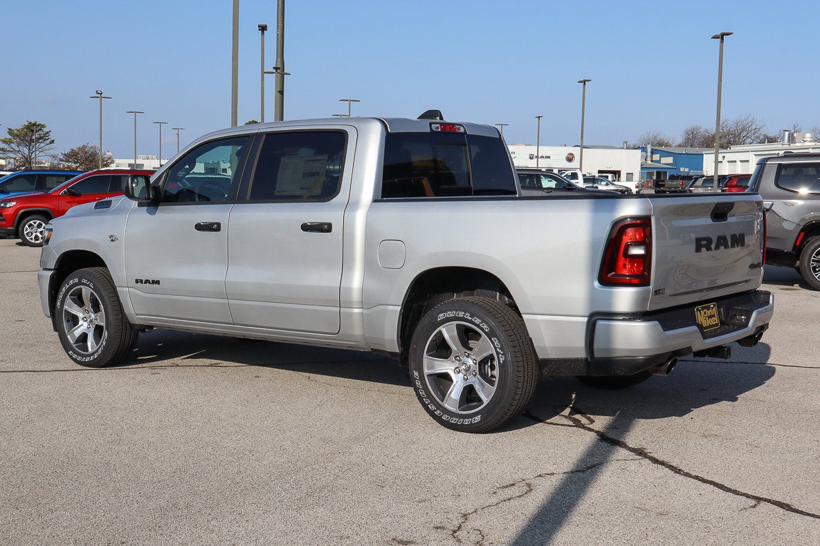 2026 RAM 1500 Express 4x4 Crew Cab 5'7 Box