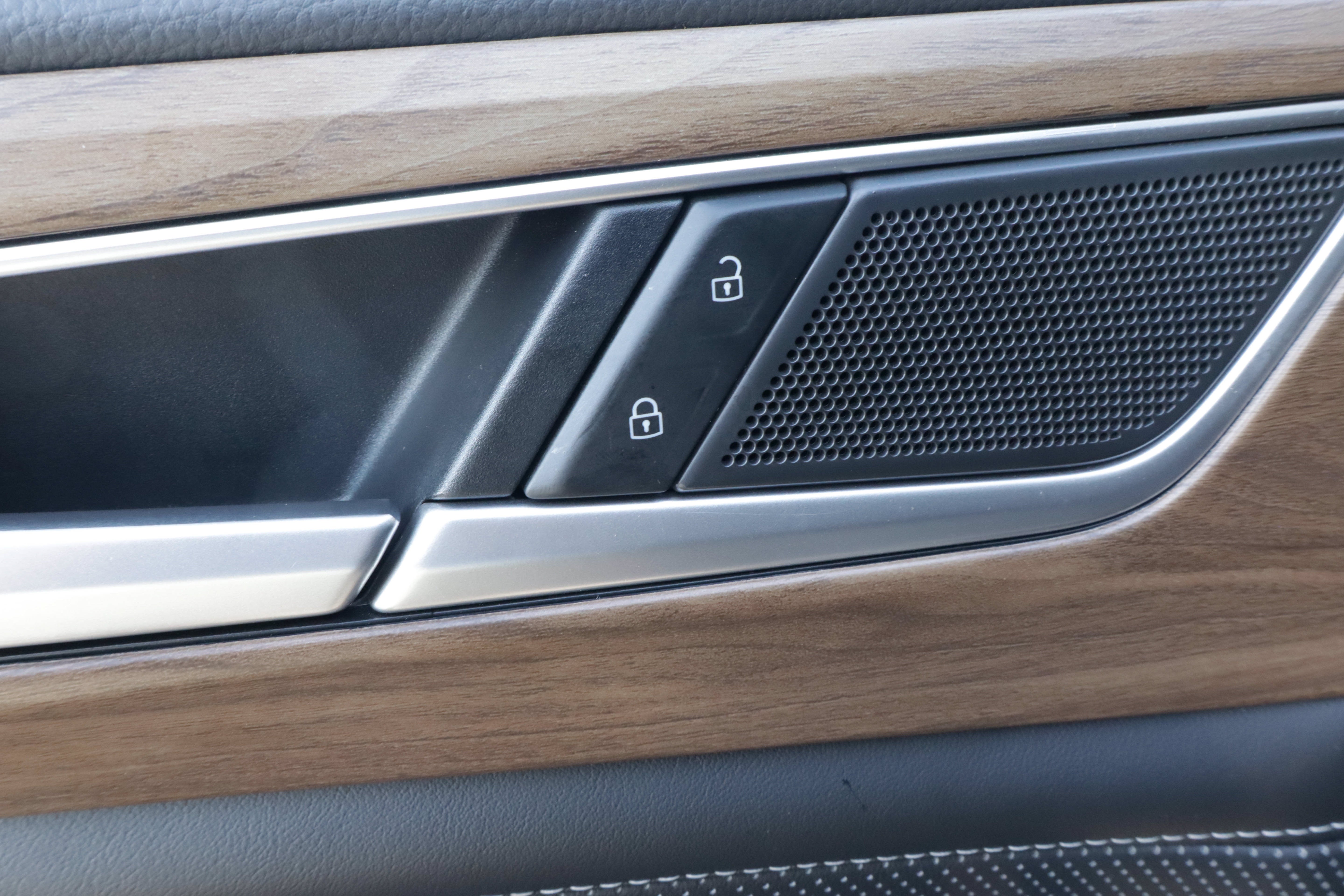 2024 Volkswagen Atlas 2.0T SE w/Technology 4MOTION