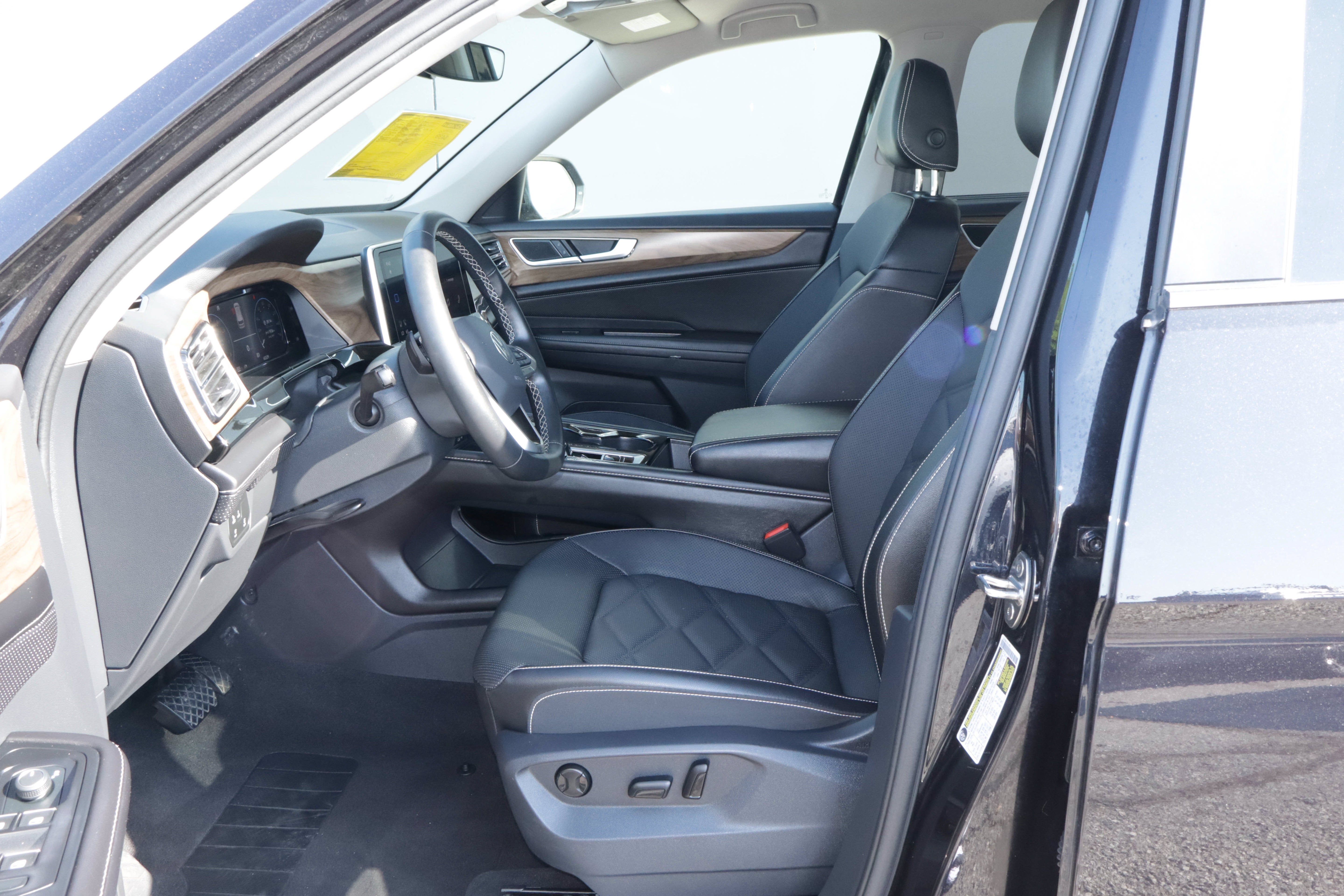 2025 Volkswagen Atlas 2.0T SE w/Technology FWD