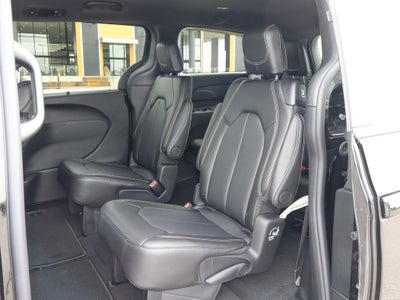 2027 Chrysler Pacifica Select FWD