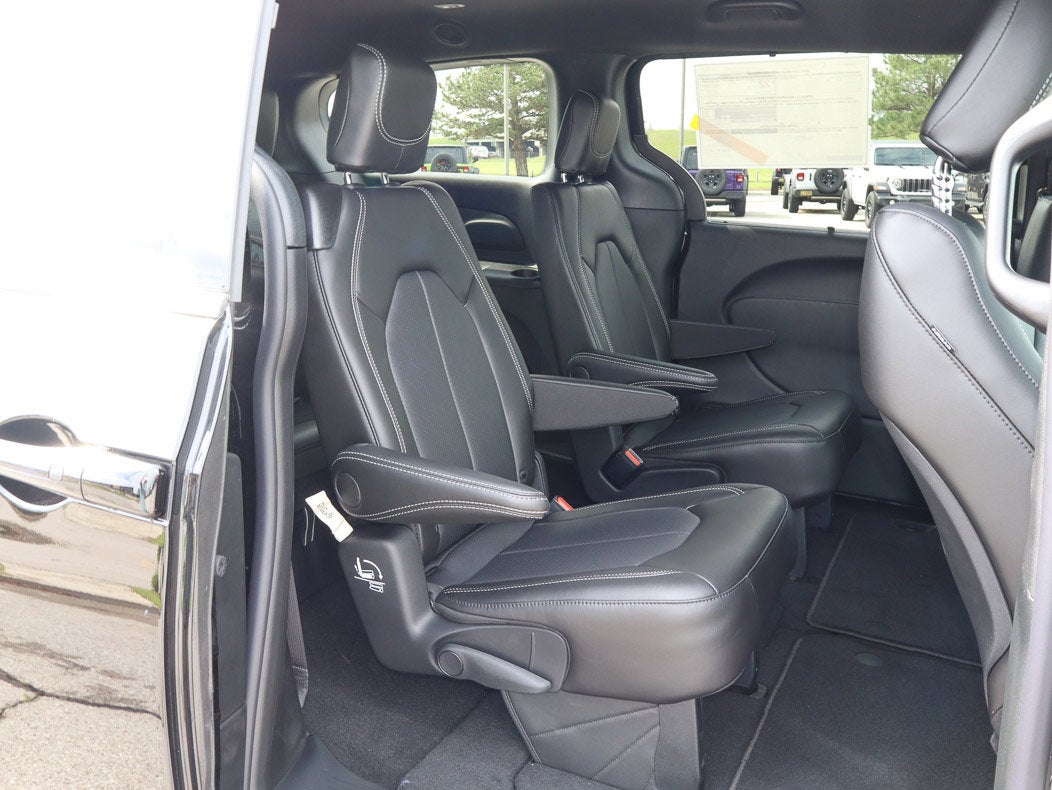 2027 Chrysler Pacifica Select FWD
