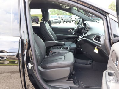 2027 Chrysler Pacifica Select FWD