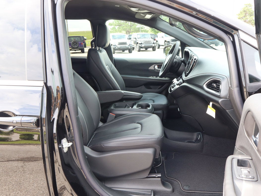 2027 Chrysler Pacifica Select FWD