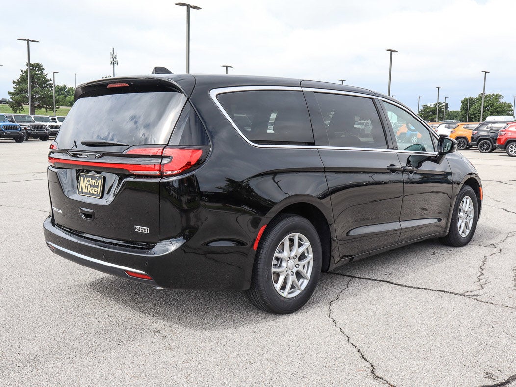 2027 Chrysler Pacifica Select FWD
