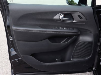 2027 Chrysler Pacifica Select FWD