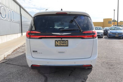 2026 Chrysler Pacifica Select FWD