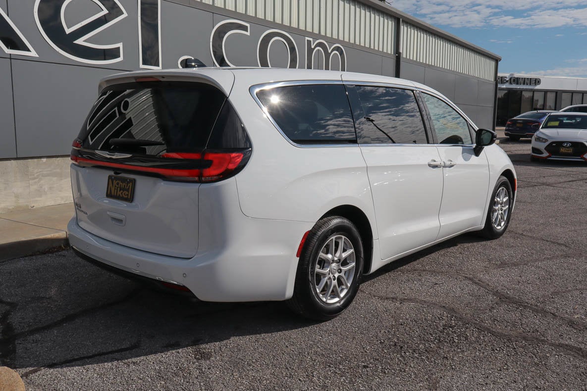 2026 Chrysler Pacifica Select FWD