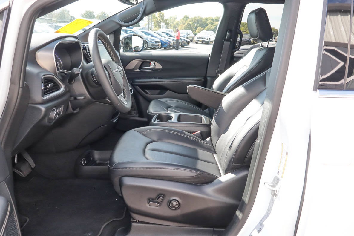 2026 Chrysler Pacifica Select FWD