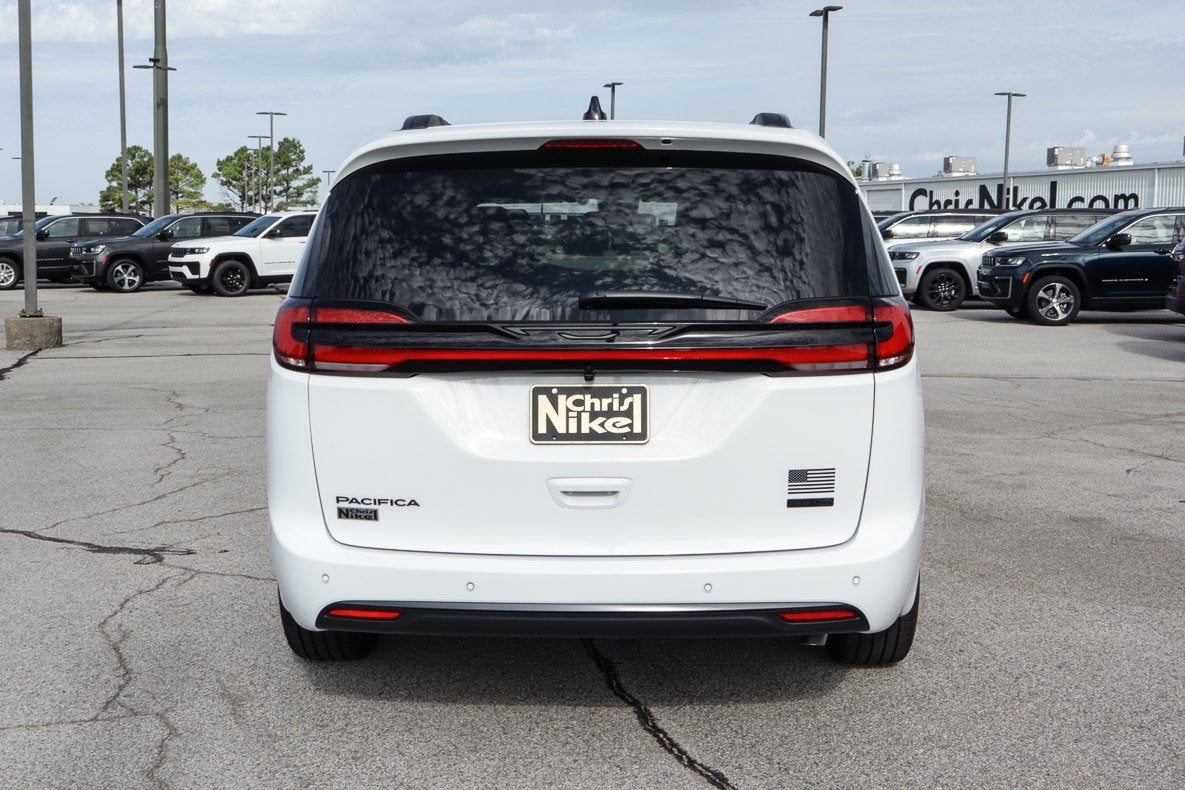 2027 Chrysler Pacifica Select FWD