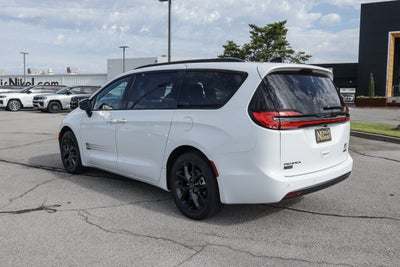 2027 Chrysler Pacifica Select FWD