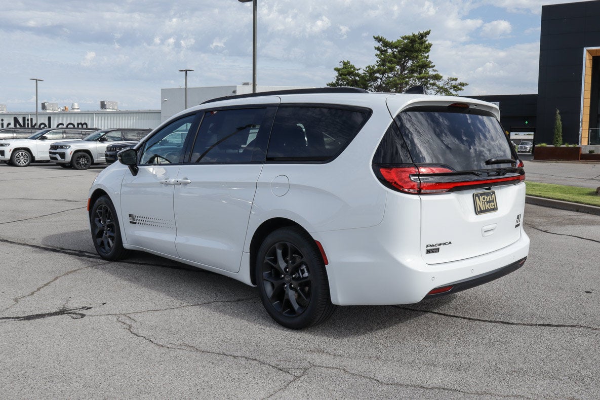 2027 Chrysler Pacifica Select FWD