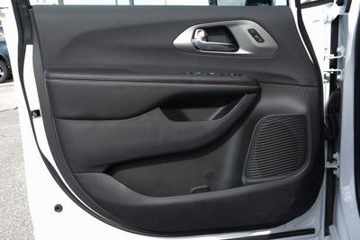 2027 Chrysler Pacifica Select FWD