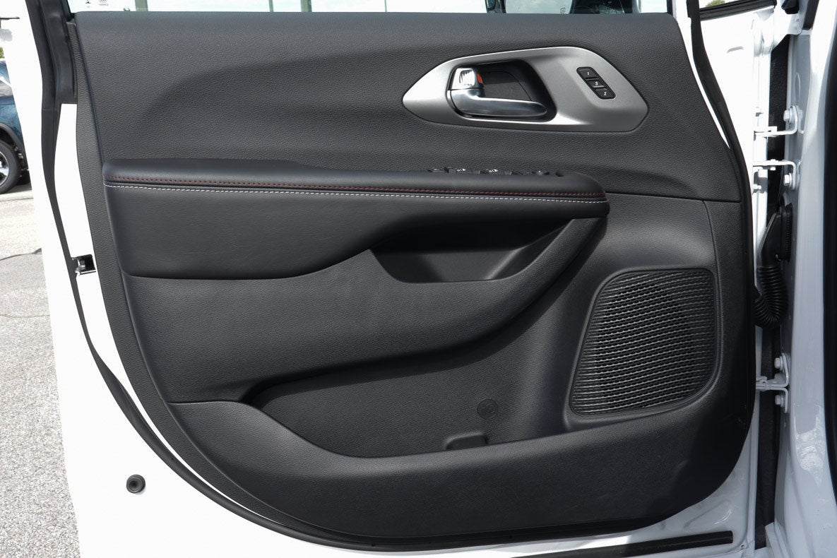 2027 Chrysler Pacifica Select FWD