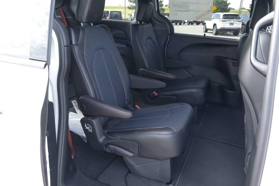 2027 Chrysler Pacifica Select FWD