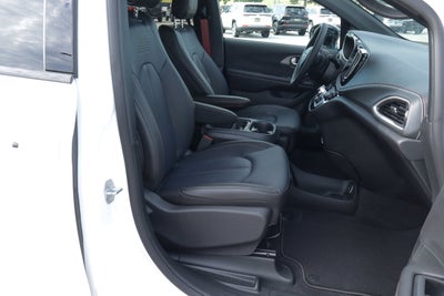 2027 Chrysler Pacifica Select FWD