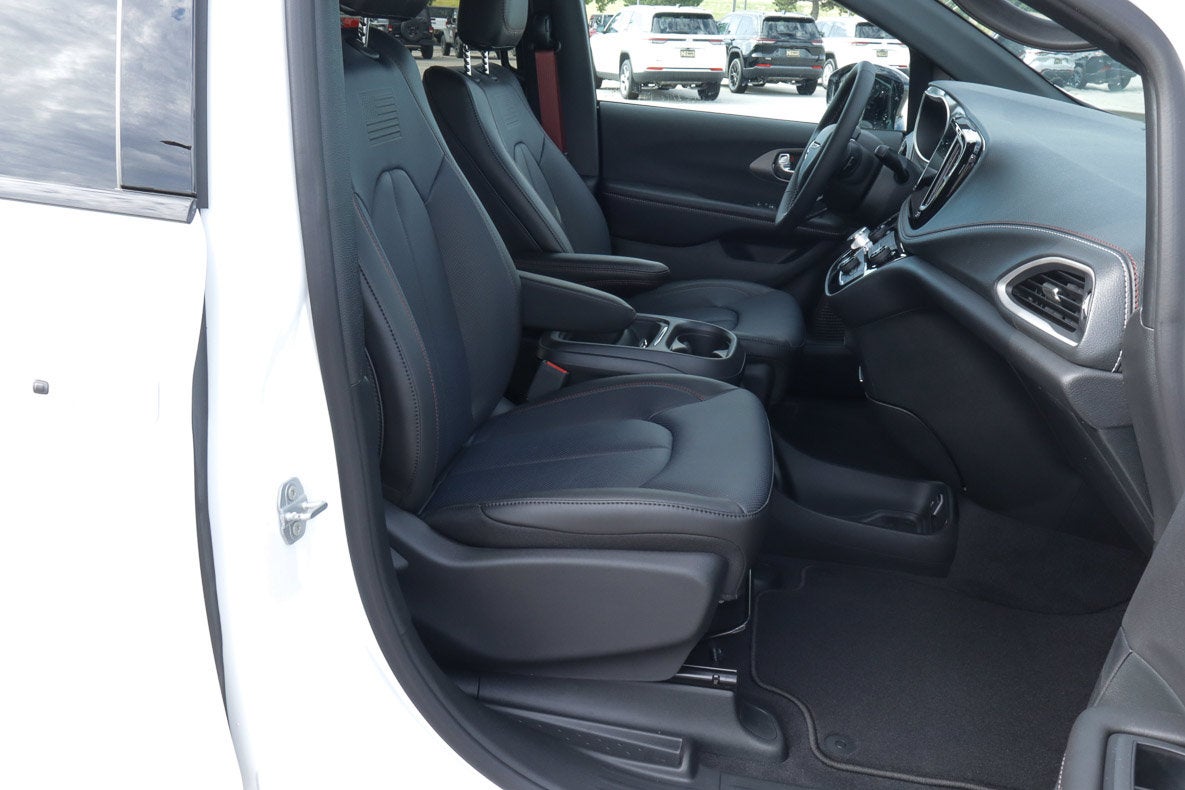 2027 Chrysler Pacifica Select FWD